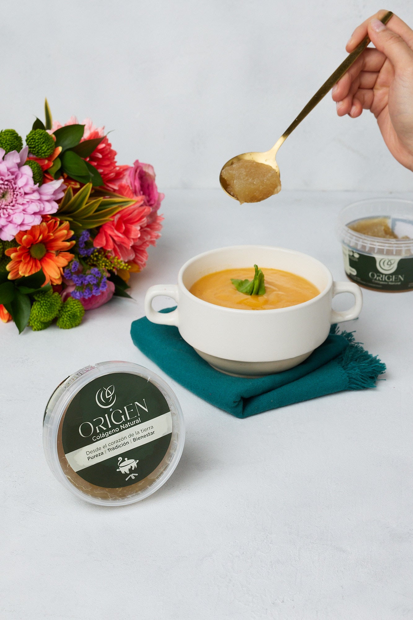 Tarro de colágeno Origen acompañado de ingredientes naturales.